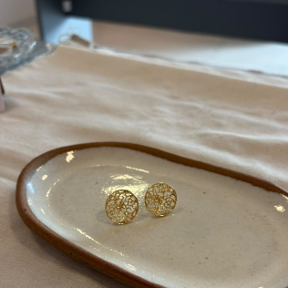 Brinco formato botão aramado, banhado a ouro 18K