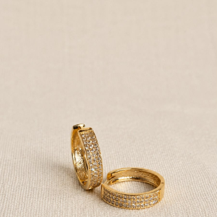 Argola em banho de ouro 18K, com 3 fileiras de zircônia. 